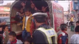 17 children crammed into rickshaw in Guangxi Province, China