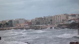 vagues, pluie et vent fort au port du Moure Rouge à Cannes, Alpes-Maritimes, PACA, France
