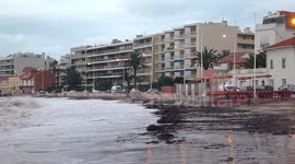 Vagues pluie et vent fort à la plage du Moure Rouge à Cannes, Alpes-Maritimes, PACA, France