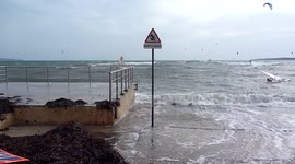 surf in Cannes, vagues et vent au Palm Beach, Alpes-Meritimes, PACA, France