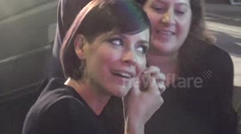 Evangeline Lilly loses her earring on the red carpet at The Hobbit premier