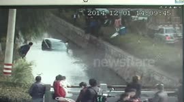 Driver pulled from sinking car in China
