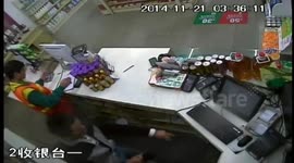 Cashier remains calm in the face of an armed robber