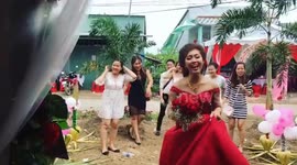 Funny moment when the bride threw wedding flowers and the girls failed to capture flowers