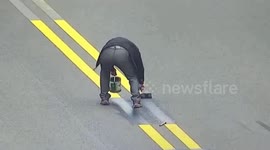 江苏苏州 奇葩!上路涂改双黄线 只因生意受影响