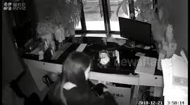 Woman shoplifts, puts on makeup before fleeing store with cash in southwestern Chinese province