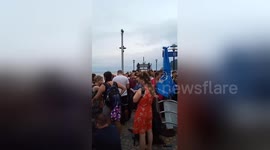 Newsflare Edit - Hundreds of tourists flee Thai island as storm approaches