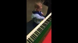 Baby plAying piano