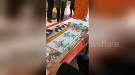 Skilful man shows off ‘Dragon-Phoenix calligraphy’ at a Chinese mall