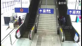 Police jumps over ticket gate to save old lady losing balance on escalator