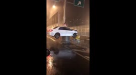 上海  一辆轿车离奇飞上嘉闵高架隔离墩