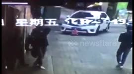 深圳 母亲在一旁玩手机,3岁女童被碾压卷入车底,路人火速抬车营救