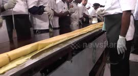 Sixty Indian chefs make record-breaking 100ft pancake or