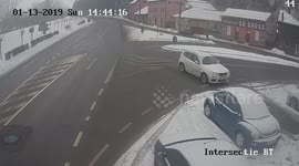 CCTV footage catches T-bone crash on Romanian road