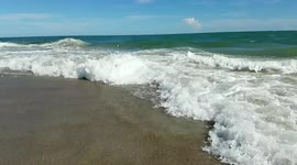 Mesmorizing ocean waves right to left