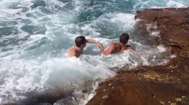 Daredevil teens plunge into rough ocean waters to cool off in sweltering Australian heat