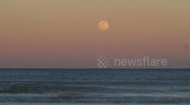 Stunning time lapse shows super blood wolf moon rising over Florida coast
