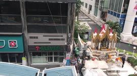 Thai window cleaner with no safety gear
