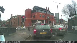 Idiot on a bicycle breaks light and nearly runs over a pedestrian. He then had the cheek to stick his finger up at the man after