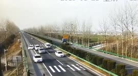 宿州  危险!熊孩子跑上高速 车辆急刹车躲避致追尾