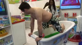 A gooey misadventure in Zimpli Gelli Baff at London Toy Fair 2019