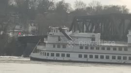 Vessel breaks free in Hudson River