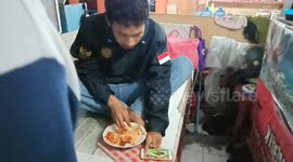 Indonesian man keeps gaming all through his lunch