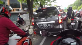 Bad drivers get off track blocking other vehicles