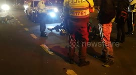 Strong motorcycle accident, injured staff is attended by emergency agencies.