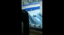 江西萍乡  惊险!3名幼童蹲着玩耍,被卷入车底