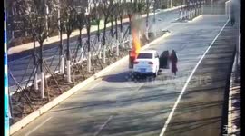 天津  轿车行驶中起火  司机变火人跑出