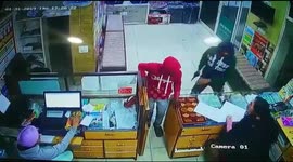 Moment brave women foiled armed robbers in India.
