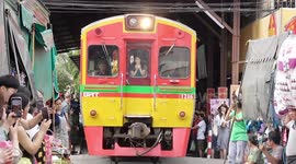 A walk around the Thai market that's built on a train line