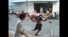 American Tourist Starts Fight With Local Vietnamese Man Over Misunderstanding