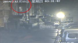 CCTV captures burglar climbing building