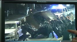 Public lift SUV and save crash victims in China