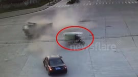 Rickshaw scrapes through middle of China car crash