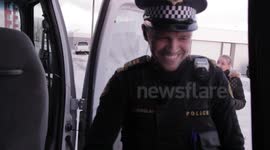 Police officer in Iceland surprises drivers before christmas