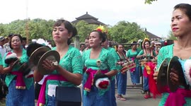 Women of mothers play tardisonal lombok music