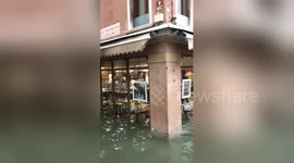 Newsflare Edit - Restaurant In Venice Still Operating For Tourists Despite Severe Floods