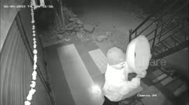 Clumsy thief fails to conceal face with head pan in robbery attempt