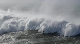 US surfer escapes terrifying wipe out in series of giant waves off Nazaré