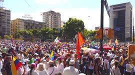 Venezuelans march to demand the entry of humanitarian aid