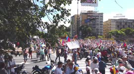 Venezuelans protest to let the humanitarian aid in