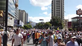 Thousands of Venezuelans walking to demand the entree of humanitarian aid