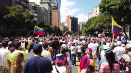 Venezuelans walking to demand the entree of humanitarian aid