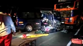ACCIDENTE ENTRE MINIVAN Y TRAILER