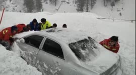 Rescuers save three vehicles buried in massive avalanches in China