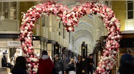 London bubbles over with Valentine's Day spirit
