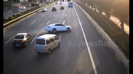 男子珠海大道连跨3车道撞烂车头!五菱神车极速漂移躲过一劫